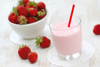 taze çilek ile çilekli yoğurt