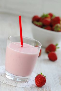 taze çilek ile çilekli yoğurt