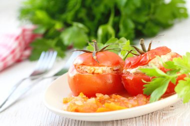 Et, pilav ve sebze domates dolması