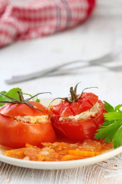 Et, pilav ve sebze domates dolması