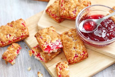 Reçel ve süt ile tatlılar