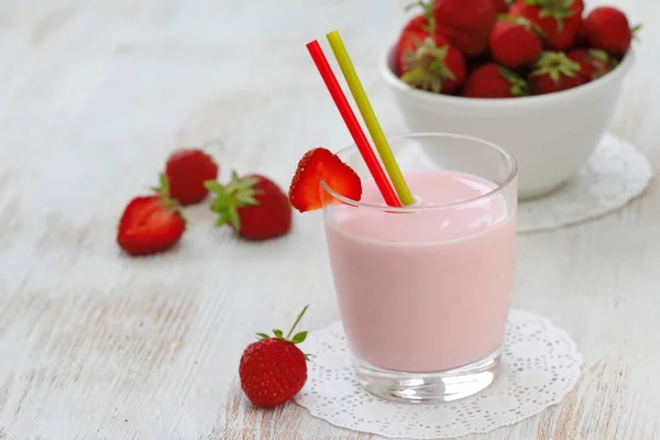 Jahodový jogurt s čerstvými jahodami — Stock fotografie