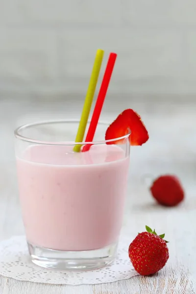 Yogur de fresa con fresas frescas — Foto de Stock