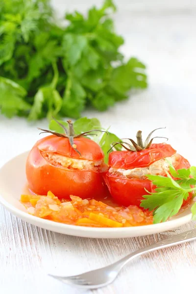 Rajčata plněná masem, rýží a zeleninou — Stock fotografie