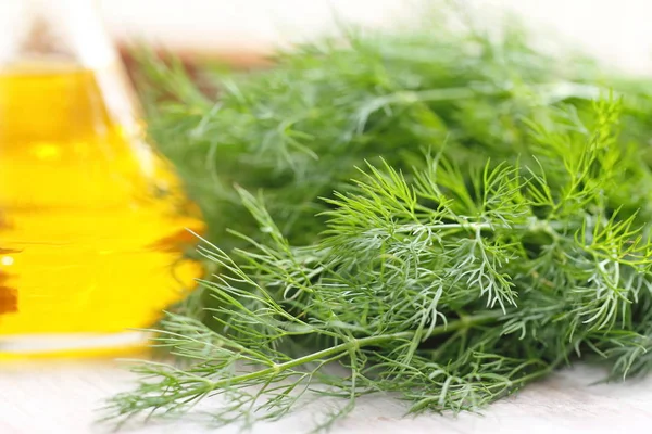 Bündel reifen Dill und eine Flasche Öl — Stockfoto