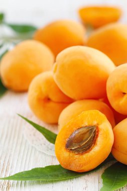 Masada olgun kayısılar var.