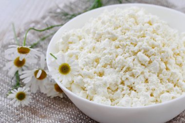 bir kase süzme peynir