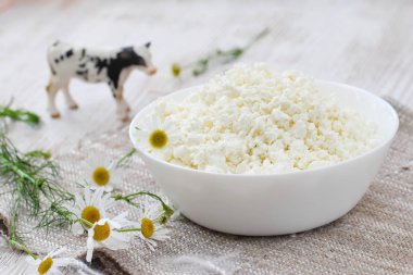 bir kase süzme peynir