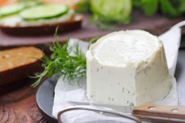 Lezzetli peynir yeşillikleri ile