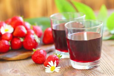 Soğuk çilek suyu ve taze çilek