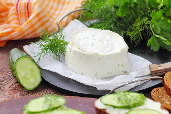 Lezzetli peynir yeşillikleri ile