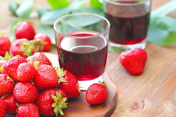 Kalter Erdbeersaft und frische Beeren — Stockfoto