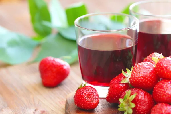 Soğuk çilek suyu ve taze çilek