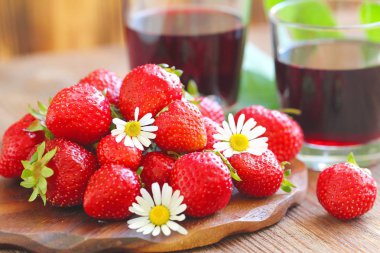 Soğuk çilek suyu ve taze çilek