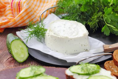 Lezzetli peynir yeşillikleri ile