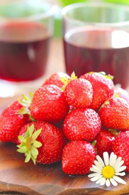 Soğuk çilek suyu ve taze çilek
