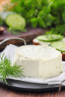 Lezzetli peynir yeşillikleri ile