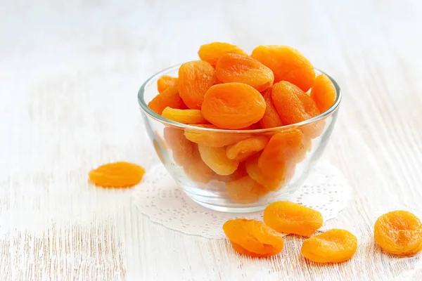 Сладкие сухофрукты. Сушеные абрикосы . — стоковое фото