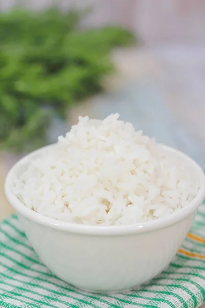 Tabakta kaynamış pirinç — Stok fotoğraf