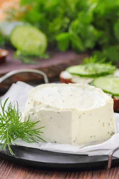 Lezzetli peynir yeşillikleri ile — Stok fotoğraf