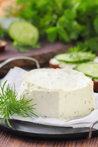 Köstlicher Weichkäse mit Gemüse — Stockfoto