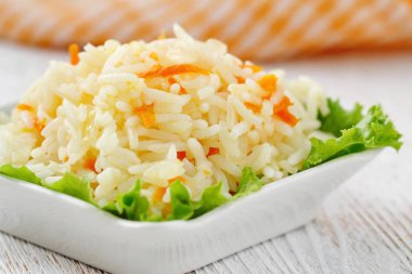 Pilav kızarmış sebze ile garnitür olarak