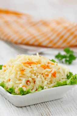 Pilav kızarmış sebze ile garnitür olarak