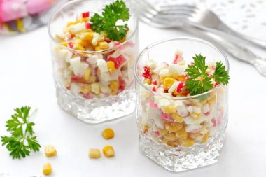 Yengeç sopa ve tatlı mısır salatası