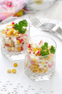 Yengeç sopa ve tatlı mısır salatası