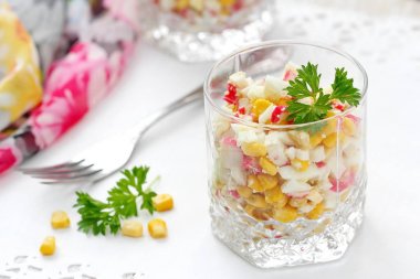 Yengeç sopa ve tatlı mısır salatası