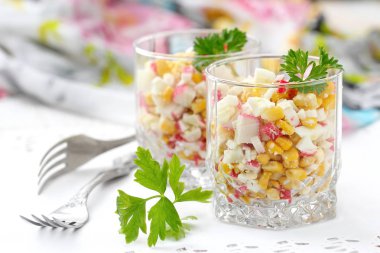 Yengeç sopa ve tatlı mısır salatası