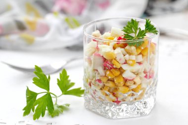 Yengeç sopa ve tatlı mısır salatası