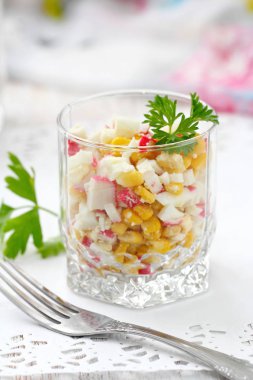 Yengeç sopa ve tatlı mısır salatası