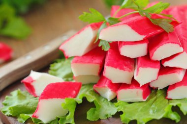 Yemek için hazırlanan Yengeç sopa