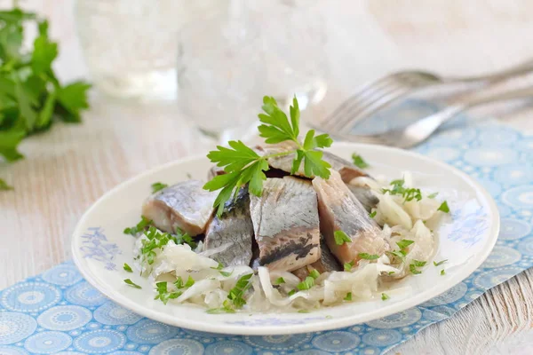 Salted herring fillet with oil, marinated onion and fresh parsley — Stock Photo, Image