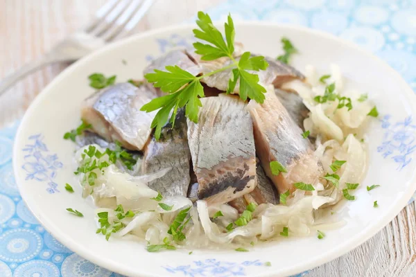 Соленое филе сельди с маслом, маринованным луком и свежей петрушкой — стоковое фото