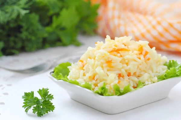 Rýže s restovanou zeleninou jako ozdoba — Stock fotografie