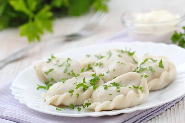 Dumplings con crema agria y perejil fresco — Foto de Stock