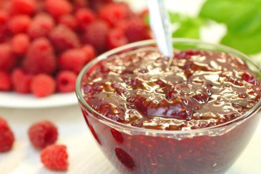 Bir kase ve masanın üzerine taze çilek Ahududu reçeli