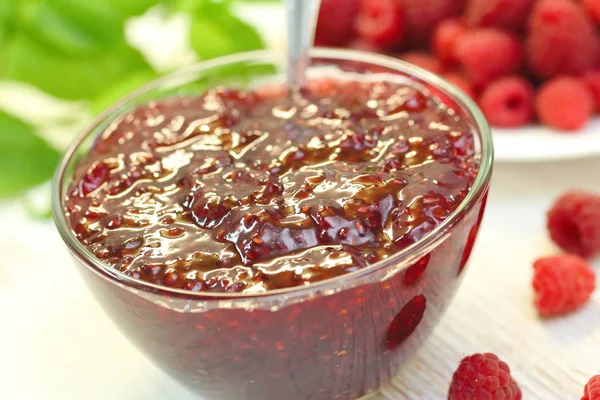 Malinový džem v misce a čerstvé jahody na stůl — Stock fotografie