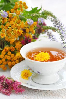 bardak bitkisel çay ve çiçekler