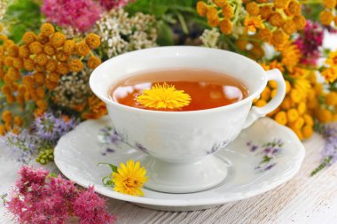 bardak bitkisel çay ve çiçekler