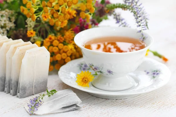 Taza de té de hierbas y flores — Foto de Stock