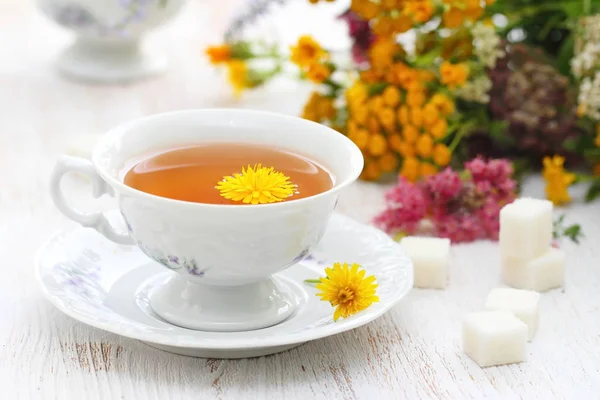 Bardak bitkisel çay ve çiçekler — Stok fotoğraf