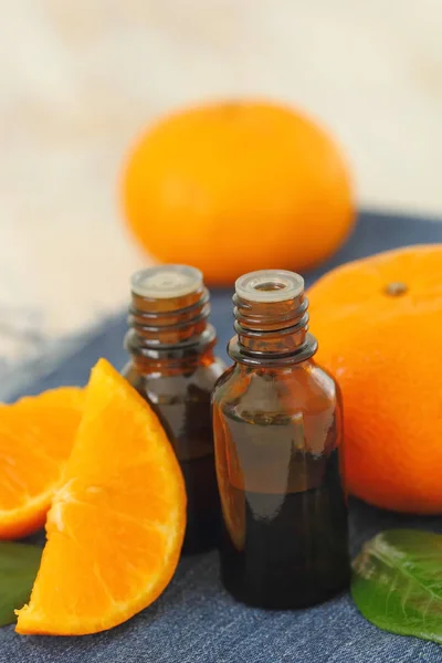 Απαραίτητη άρωμα πετρελαίου με πορτοκάλια — Φωτογραφία Αρχείου