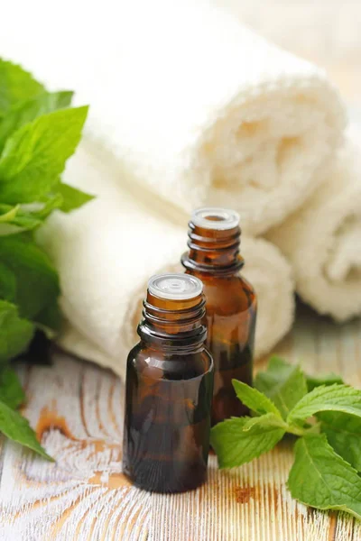 Essential aroma oil with mint — Stock Photo, Image