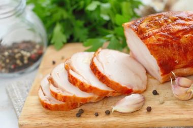 Pişmiş tavuk rulo baharat ve sarımsak ile