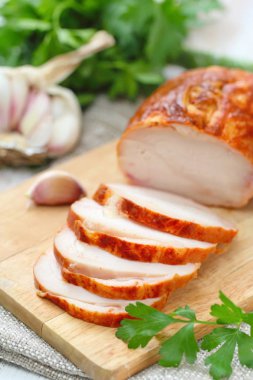 Pişmiş tavuk rulo baharat ve sarımsak ile