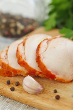 Pişmiş tavuk rulo baharat ve sarımsak ile