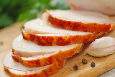 Pişmiş tavuk rulo baharat ve sarımsak ile